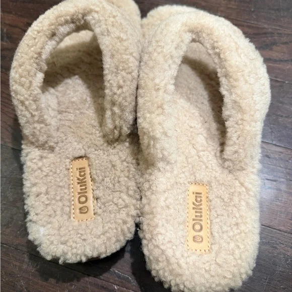 OLUKAI: FUZZY FLIP FLOP SLIPPERS - Picture 3 of 4